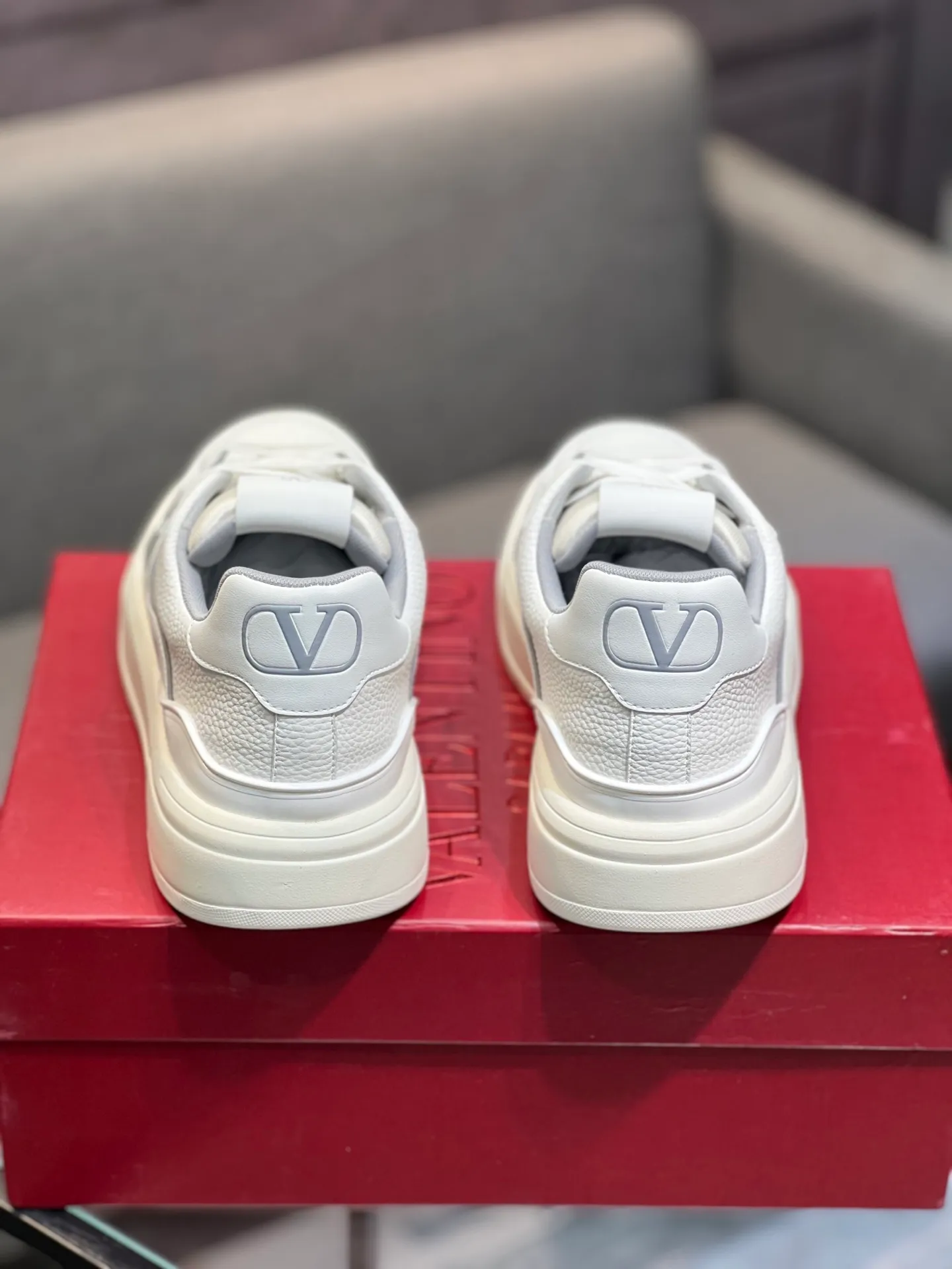Men's men's shoes 💰660 𝑽𝒂𝒍𝒆𝒏𝒕𝒊𝒏𝒐 Valentino 𝑶𝒏𝒆𝑺𝒕𝒖𝒅 Couple's sneaker series Valentino 2025 latest couple's sneakers, celebrity style, hot sale. The original ZP was purchased and dismantled. Repeated pattern making and modification. I strive to restore the original version 1:1! Top luxury masterpiece, soft and comfortable, combining fashion and leisure, bringing excellent elegant texture and excellent on-foot comfort. Top purchase version upper: imported calfskin surface/original oil edge craftsmanship. Inner: water-dyed cowhide lining. Outsole: original development 𝐓𝐏𝐔 two-color combination outsole. Packaging: original configuration complete package. Code number: 35-44 yards. 34.45 can be customized. Can be customized (self-labeled-no label) order.